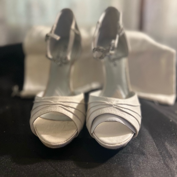 White silk closed back platform sandal - Picture 5 of 8